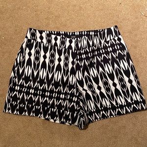 Patterned white and black shorts